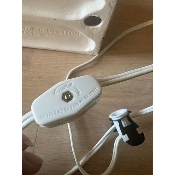 Yuletide Snow Hamlet Merry Town Station Ceramic‎ Christmas Village Lights Up - Picture 6 of 13